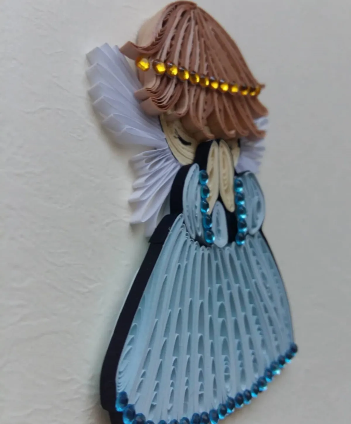 quilling engel diy blaues kleid mit kleinen perlen weiße flügel