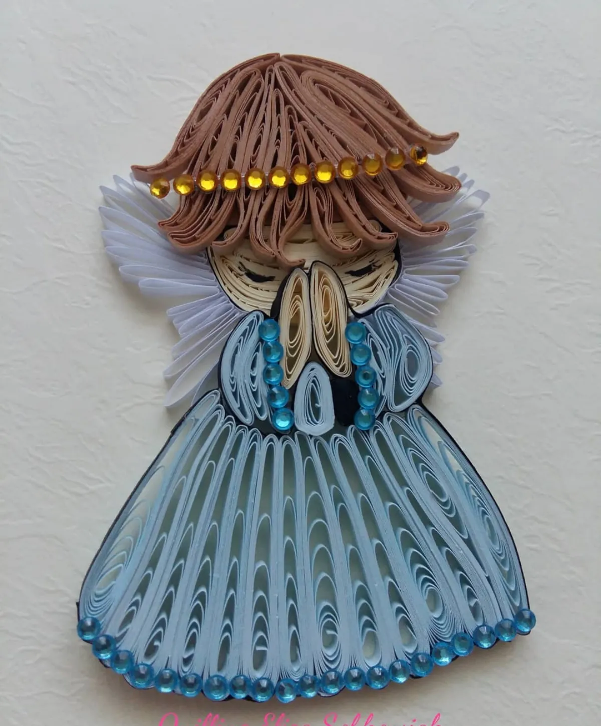 quilling engel mit blauem kleid und weißen flügeln goldener kranz aus perlen