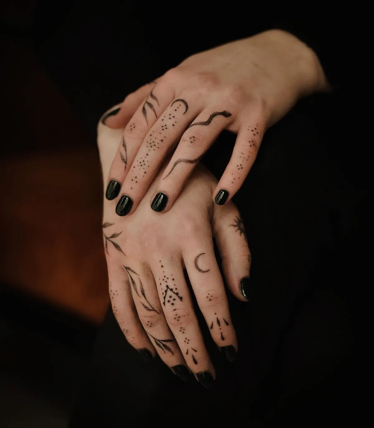 ranken schlangen mond minimalistischen finger tattoos