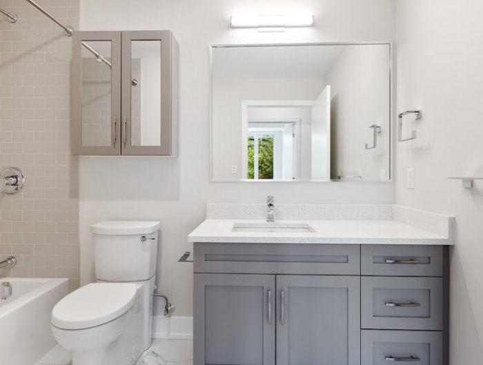 reinigungsmittel für wc strahlendes badezimmer in weiß