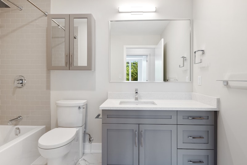reinigungsmittel für wc strahlendes badezimmer in weiß