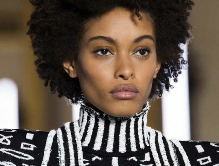 schöne afro frisuren kurze haare fashion week show model