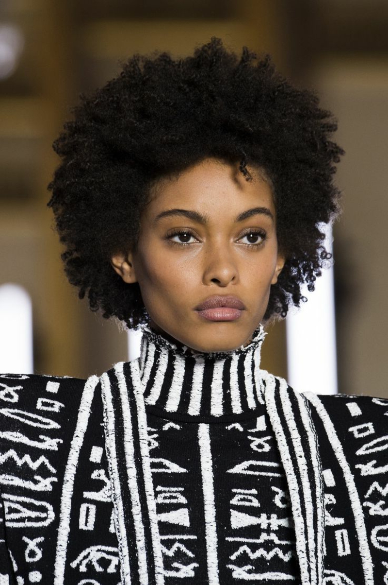 schöne afro frisuren kurze haare fashion week show model