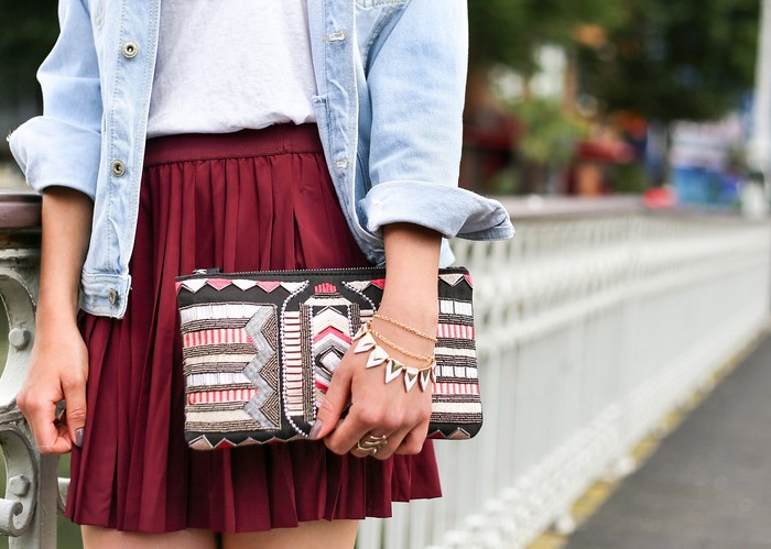 schöne tasche frauen handtasche damen handtaschen we love bags junge frau mit rotem rock rot beige clutch