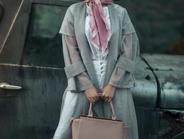 schöne taschen große handtasche we love bags trends 2021 frau mit henkeltasche rosa kopftuch