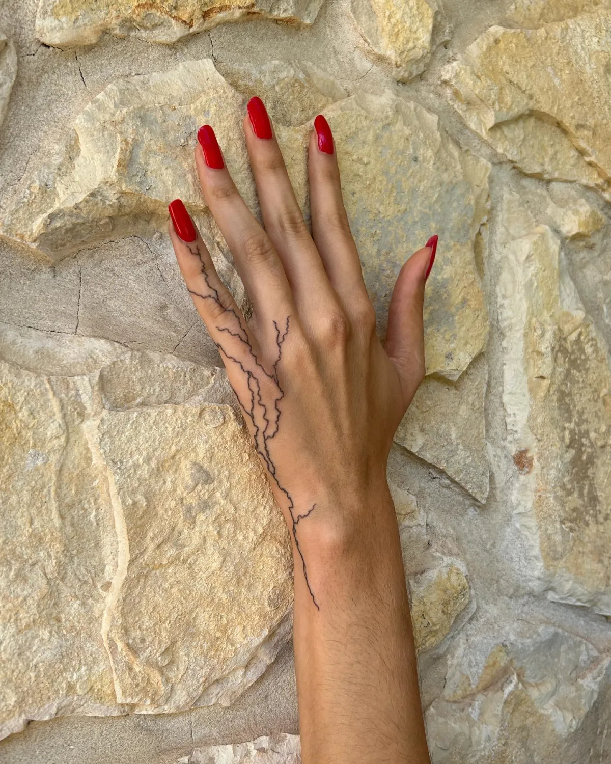 single line minimalistisches hand tattoo mit blitzer