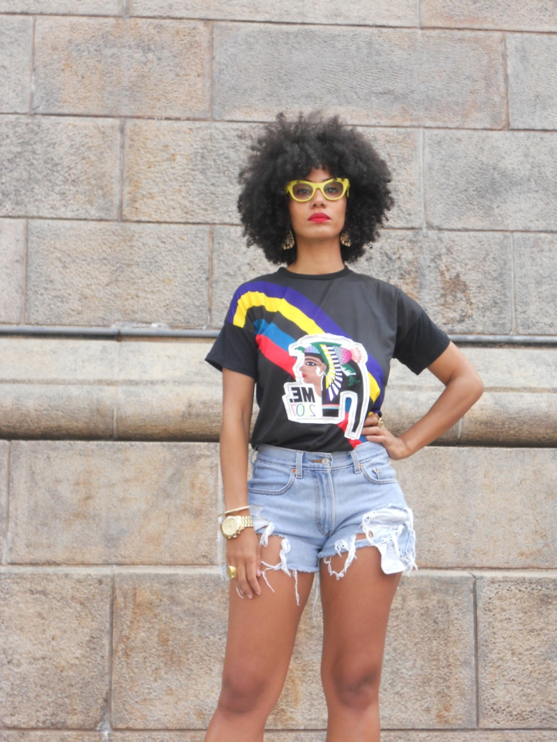 sommer outfit shorts und t shirt kurze haare afro haare inspiration