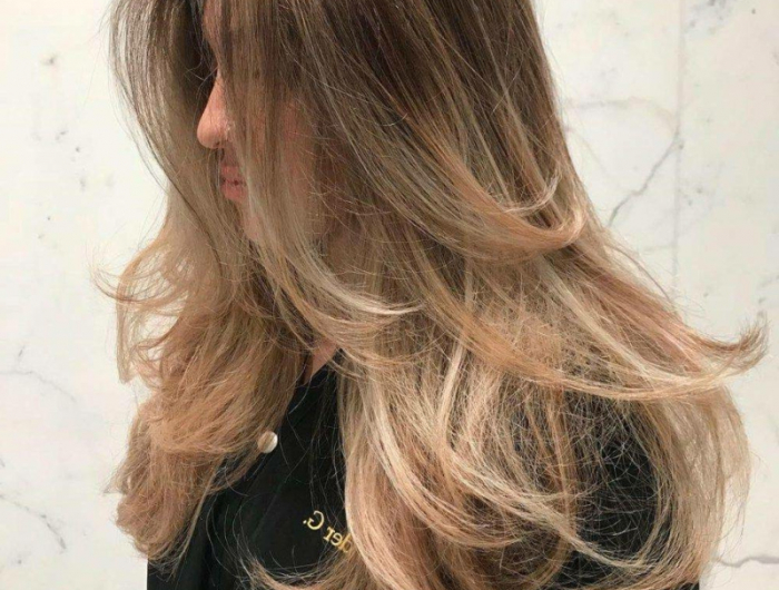 styling lange blonde haare stufenschnitt frisuren 2022 inspo