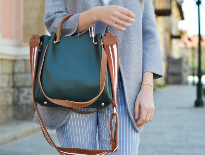 taschen kaufen schöne taschen handtaschen für jeden look we love bags frau mit grün blauer handtasche brauer riemen