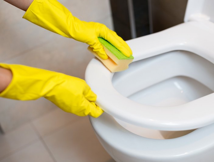 toilettendeckel reinigen ohne chemikalien wischen mit schwamm