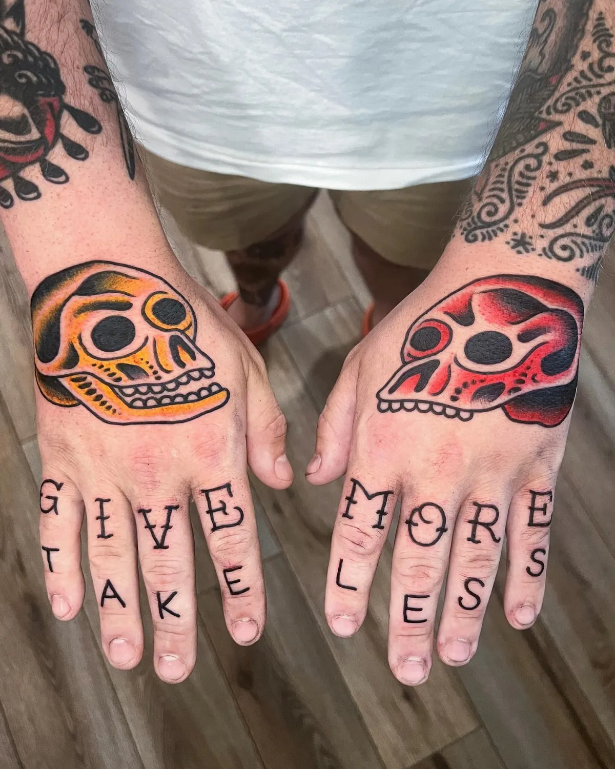 totenkopf bunte hand tattoos new school
