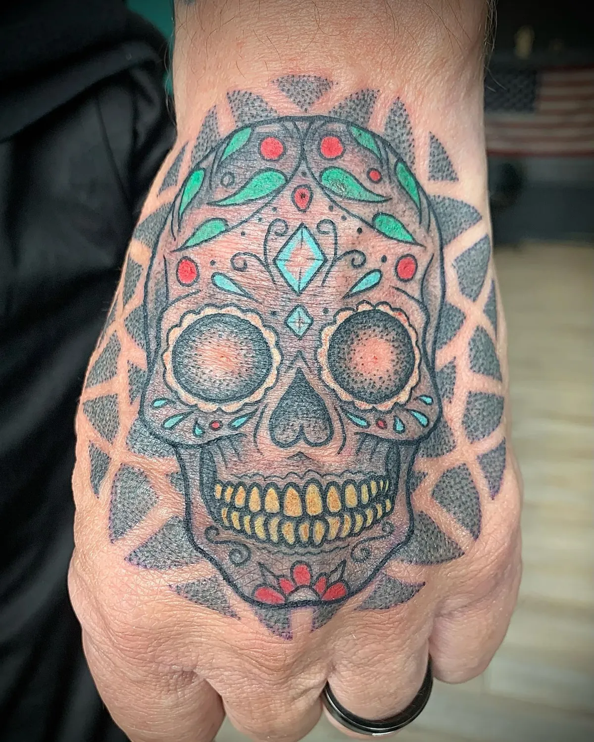 totenkopf hand tattoo in dot work im stil dia de los muertos