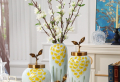 Vasen dekorieren mit Ästen: So machen es die Profis