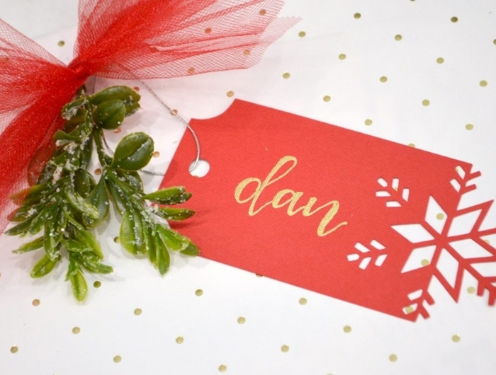weihnachten basteln vorlagen zum ausdrucken geschenkanhänger aus rotem papier mit schneeflocke