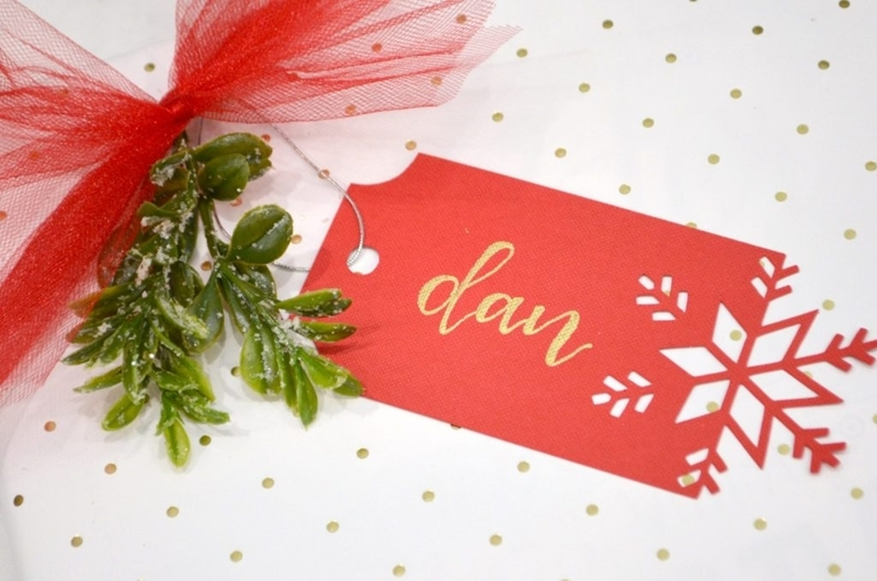 weihnachten basteln vorlagen zum ausdrucken geschenkanhänger aus rotem papier mit schneeflocke