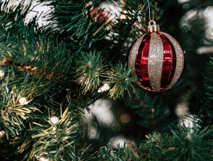 weihnachtsbaumkugeln rot und gold dekoration weihnachten ideen