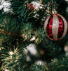 weihnachtsbaumkugeln rot und gold dekoration weihnachten ideen