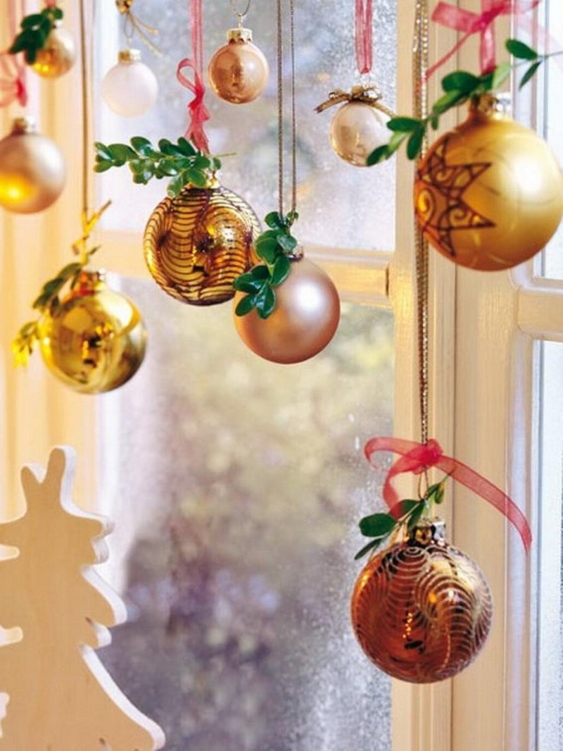 weihnachtsdeko selber machen naturmaterialien schmale fensterbank dekorieren weihnachten goldene kugeln