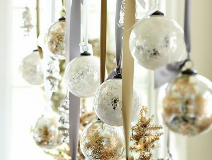 weihnachtsfensterdeko fensterbrett deko glaskugeln mit glitter am fenster hängen