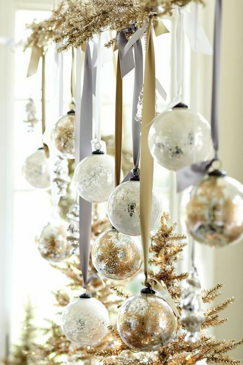 weihnachtsfensterdeko fensterbrett deko glaskugeln mit glitter am fenster hängen
