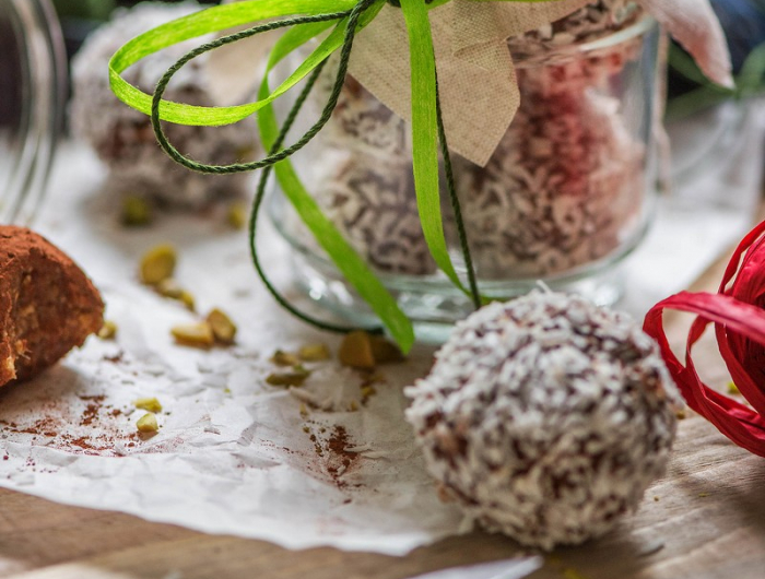 weihnachtsgeschenk eltern weihnachtsgeschenke selber basteln für erwachsene glas mit kokos pralinen