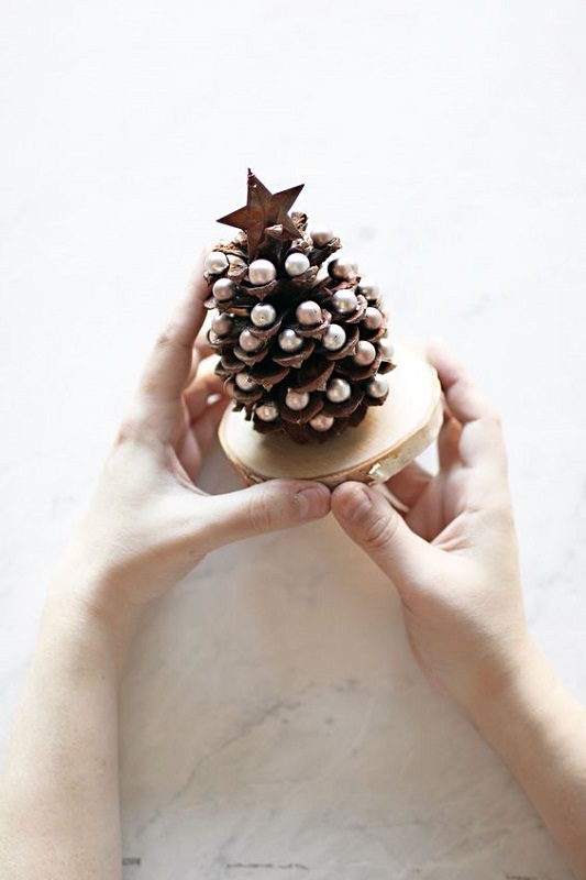 weihnachtsgeschenke für erzieher ein zapfen mit perlen auf baum