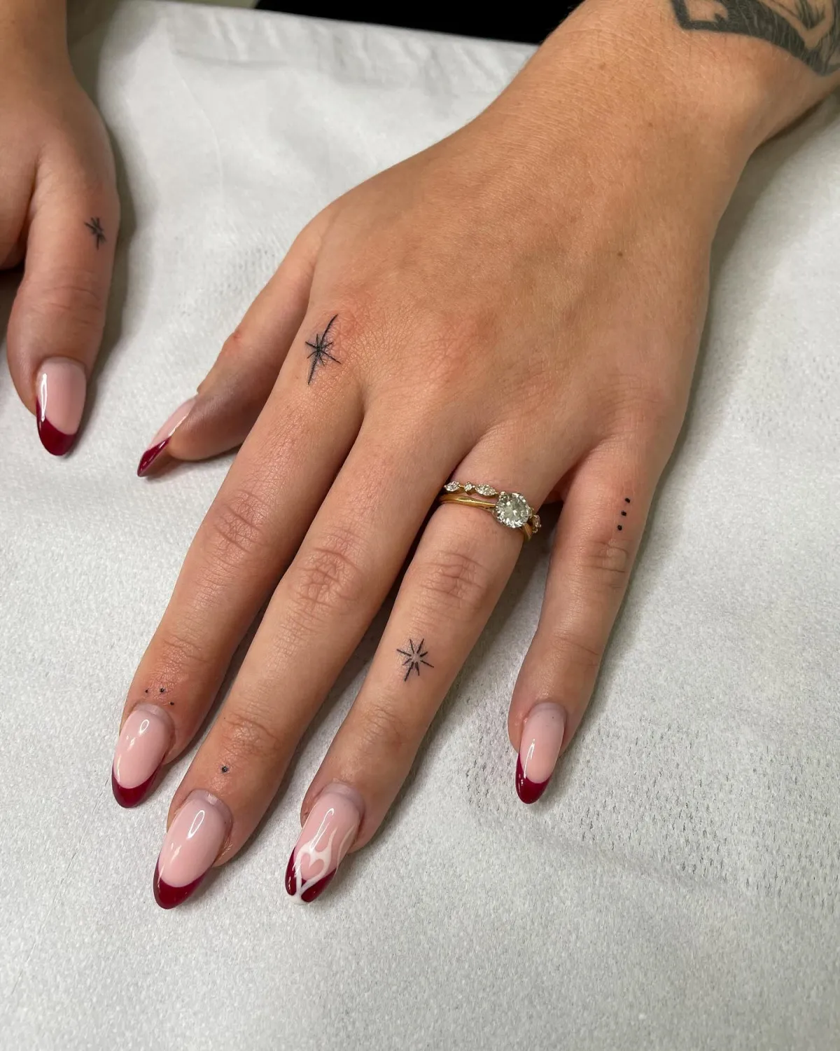winzige finger tattoos mit sternen und punkten