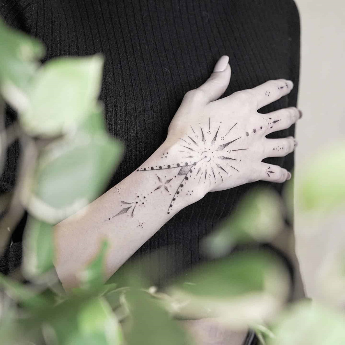 zarte hand tattoos fuer frauen in dot work