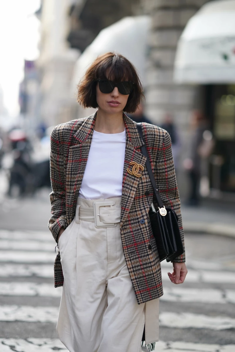 4 elegantes outfit kurze haare frauen mit pony street style paris