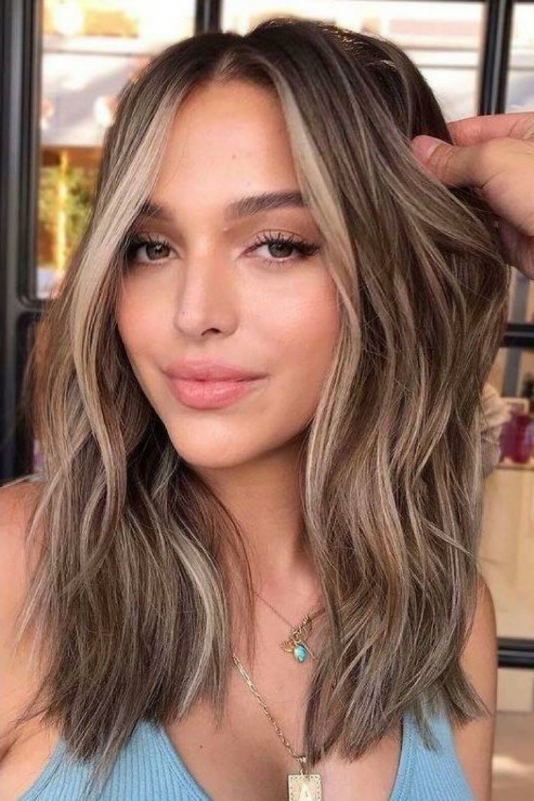 Zwei Blonde Strähnen Vorne Braune Haare Braune Haare mit Highlights - Inspiration für die nächste Transformation