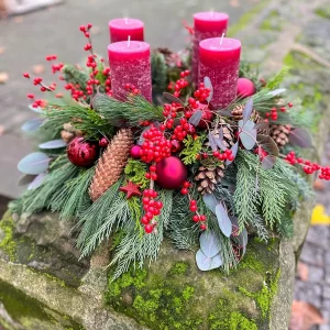 adventgesteck mit naturmaterialien tannenzweige zapfen beeren