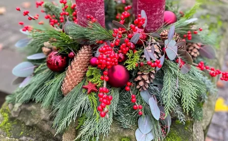 adventgesteck mit naturmaterialien tannenzweige zapfen beeren