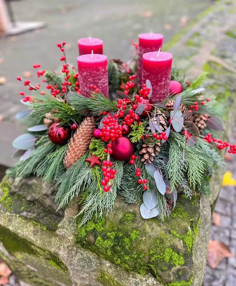 adventgesteck mit naturmaterialien tannenzweige zapfen beeren