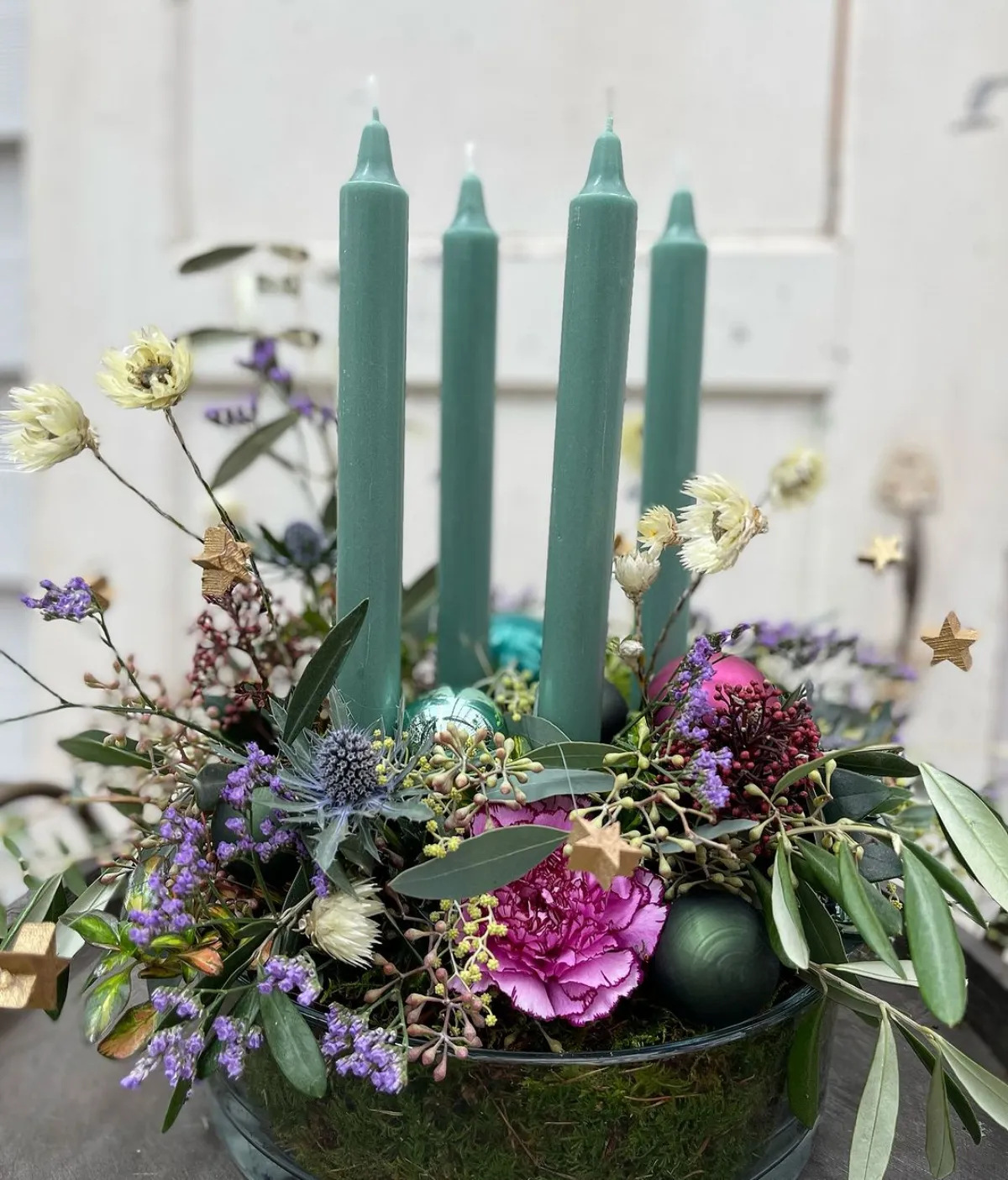 adventsgesteck mit echten blumen grüne kerzen