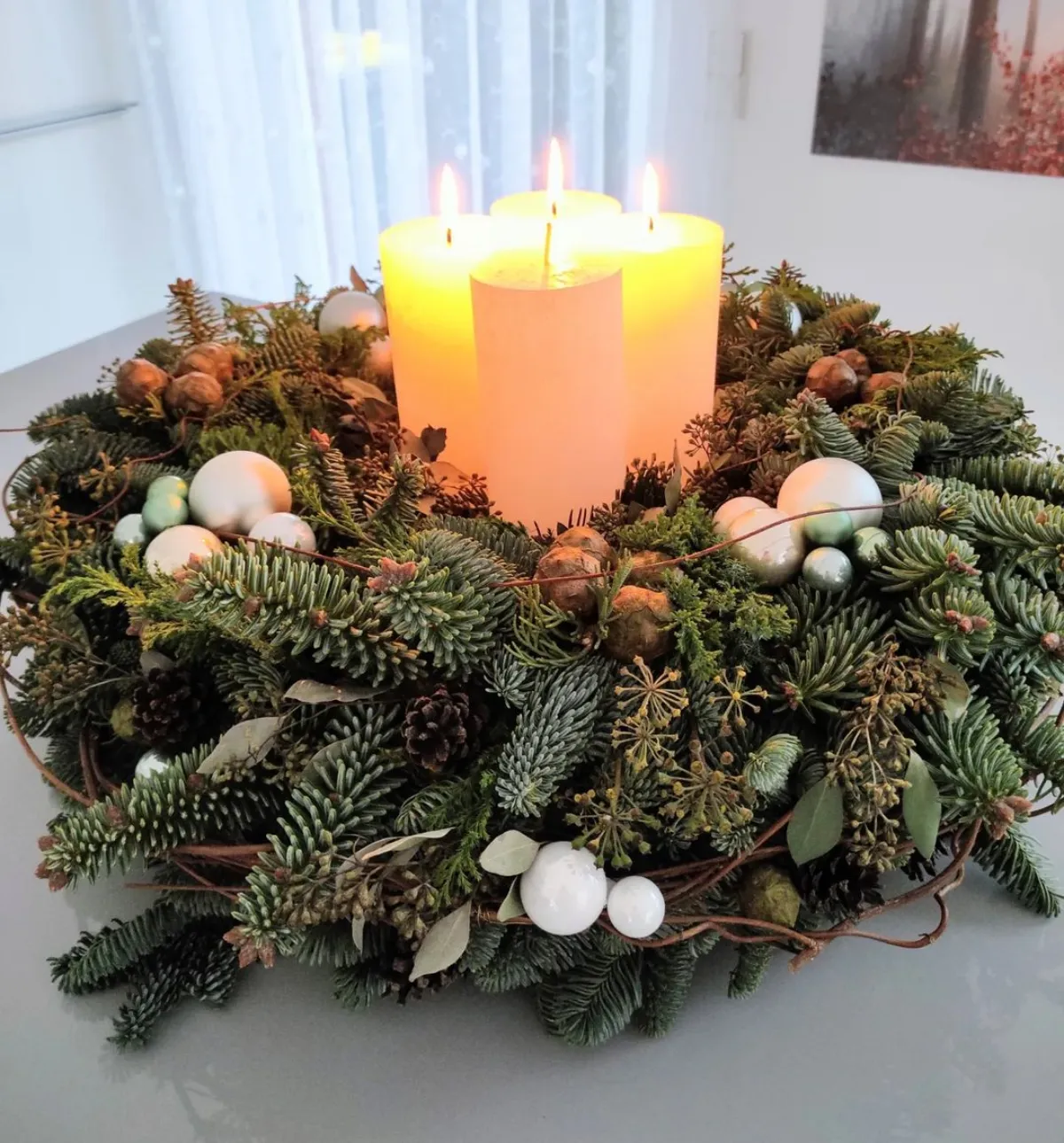 adventskranz aus tannenzweigen zapfen weiße christbaumkugeln