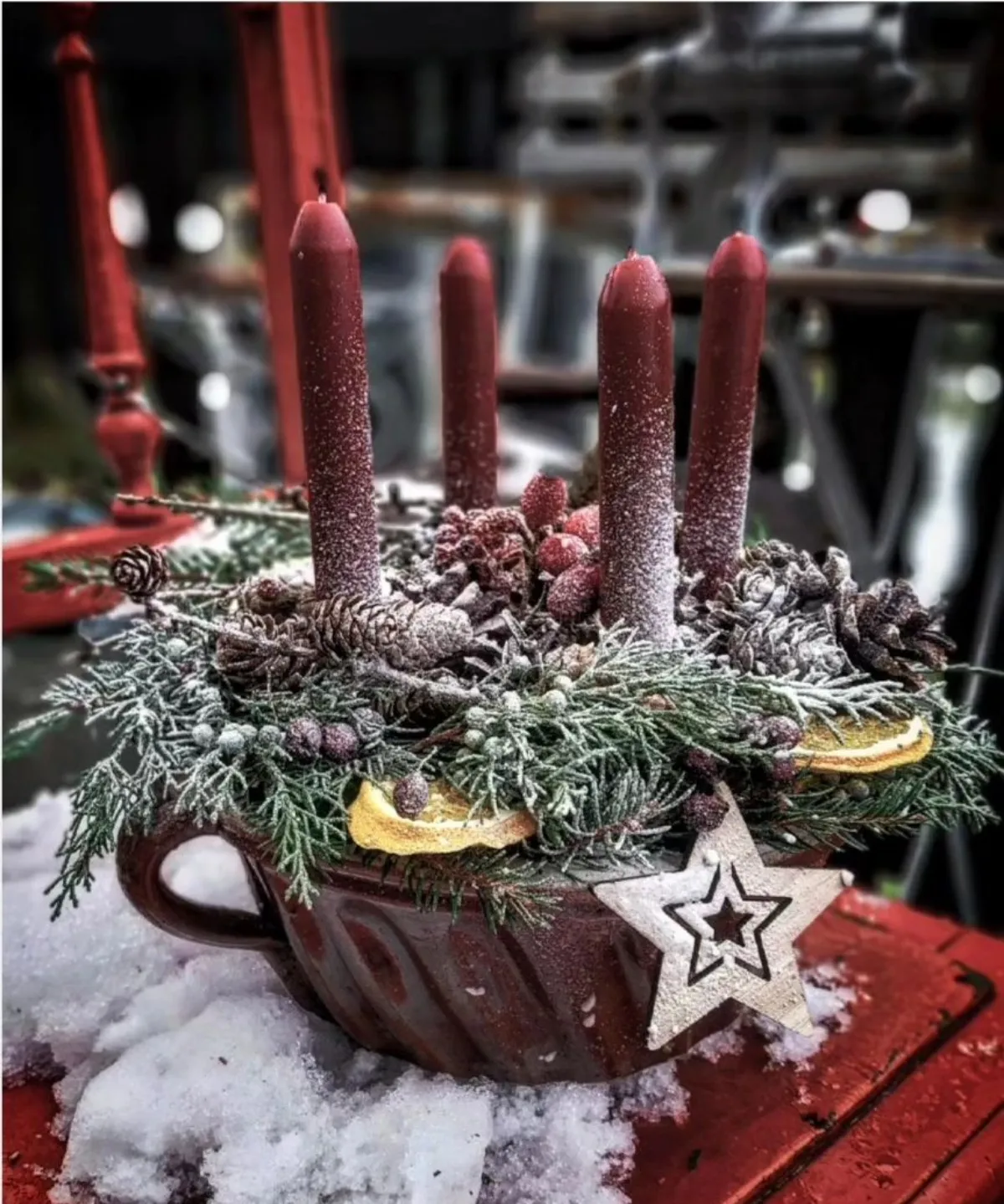 adventskranz in tasse echte zweige getrocknete zitronenscheiben