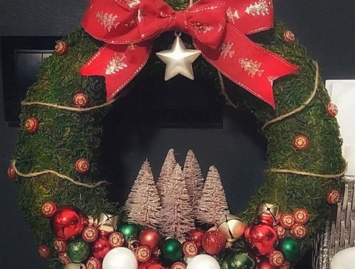 adventskranz mit moos rot dekoration weihnachten