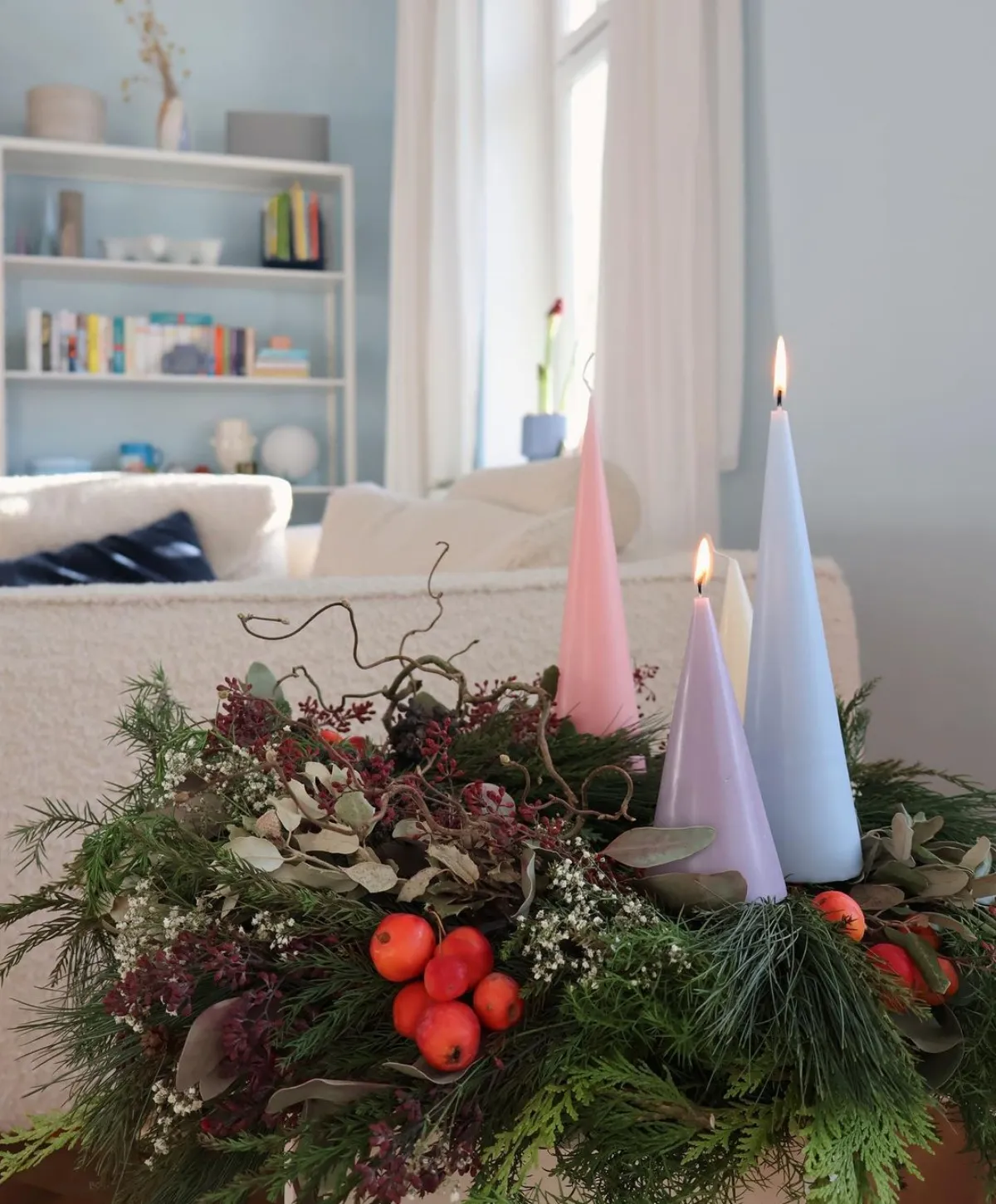 adventskranz selbstgemachte mit naturmaterialien zweigen und beeren