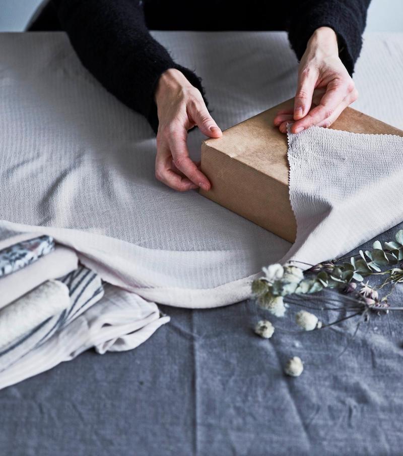 alternative für geschenkpapier ein mensch verpackt mit stofftuch