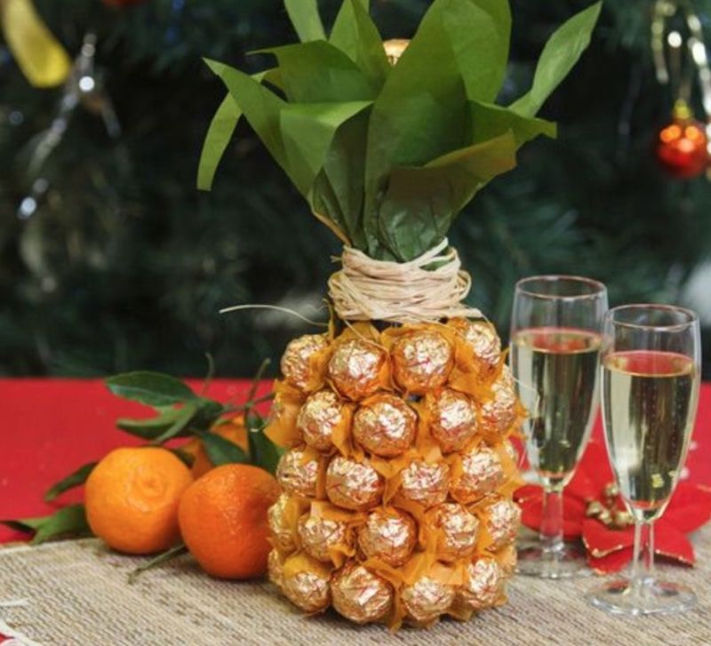 ananas überrachung mit bonbons und wein für weihnachten und fruchte