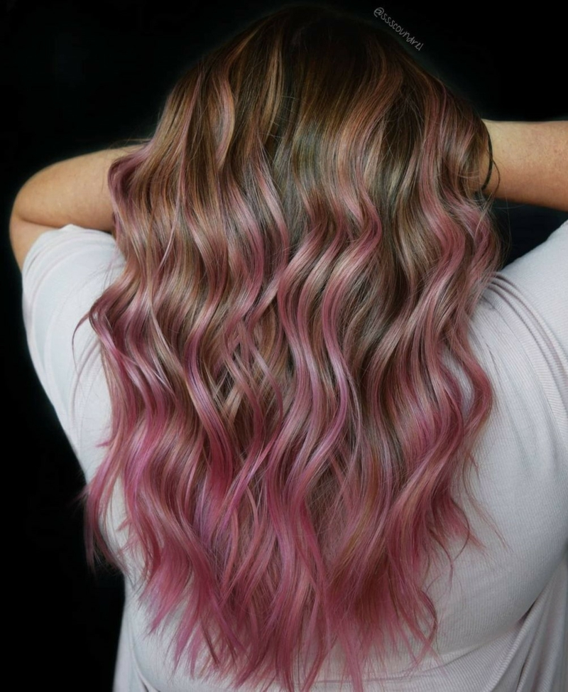 ausgefallene haarfarbe braune haare mit highlights pink