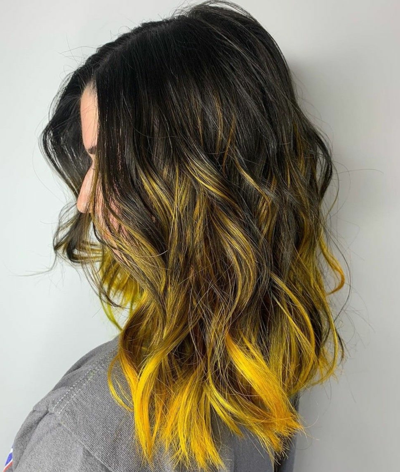 ausgefallene ideen haarfarbe gelbe highlights braune haare inspo