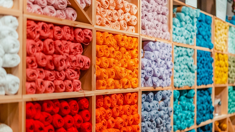 ausgefallene pullover stricken strickanleitungen kostenlos garn in verschiedenen farben