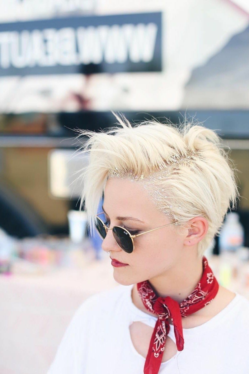 blonde haare street style kurzhaarfrisuren damen 2022 trend