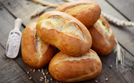 brot ohne hefe backen quarkbrötchen brot ohne hefe sonntagsbrötchen rezept warme sonntagsbrötchen auf holztisch