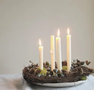 diy adventskranz aus ästen mit zapfen dekoriert