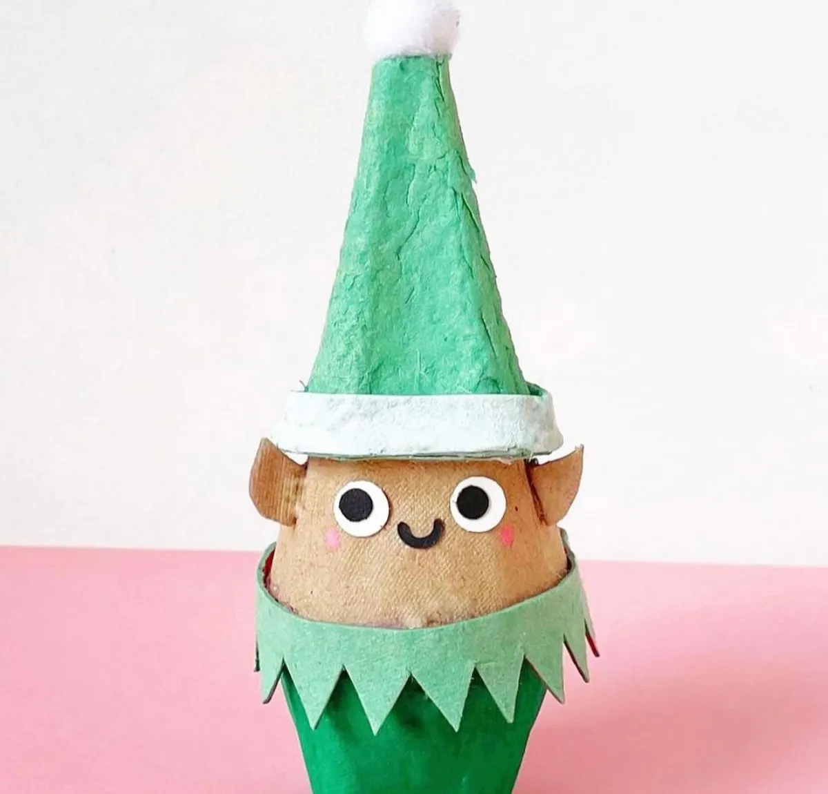 diy weihnachtsaktivitäten für kinder elf aus eierkarton basteln