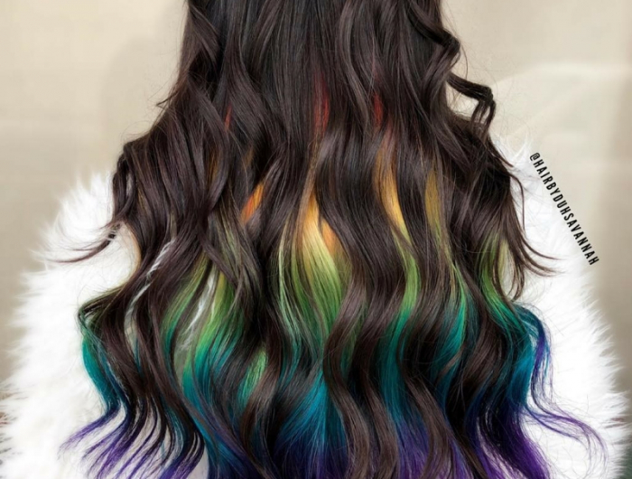 dunkelbraune haare mit highlights regenbogen farben bunte haarfarbe