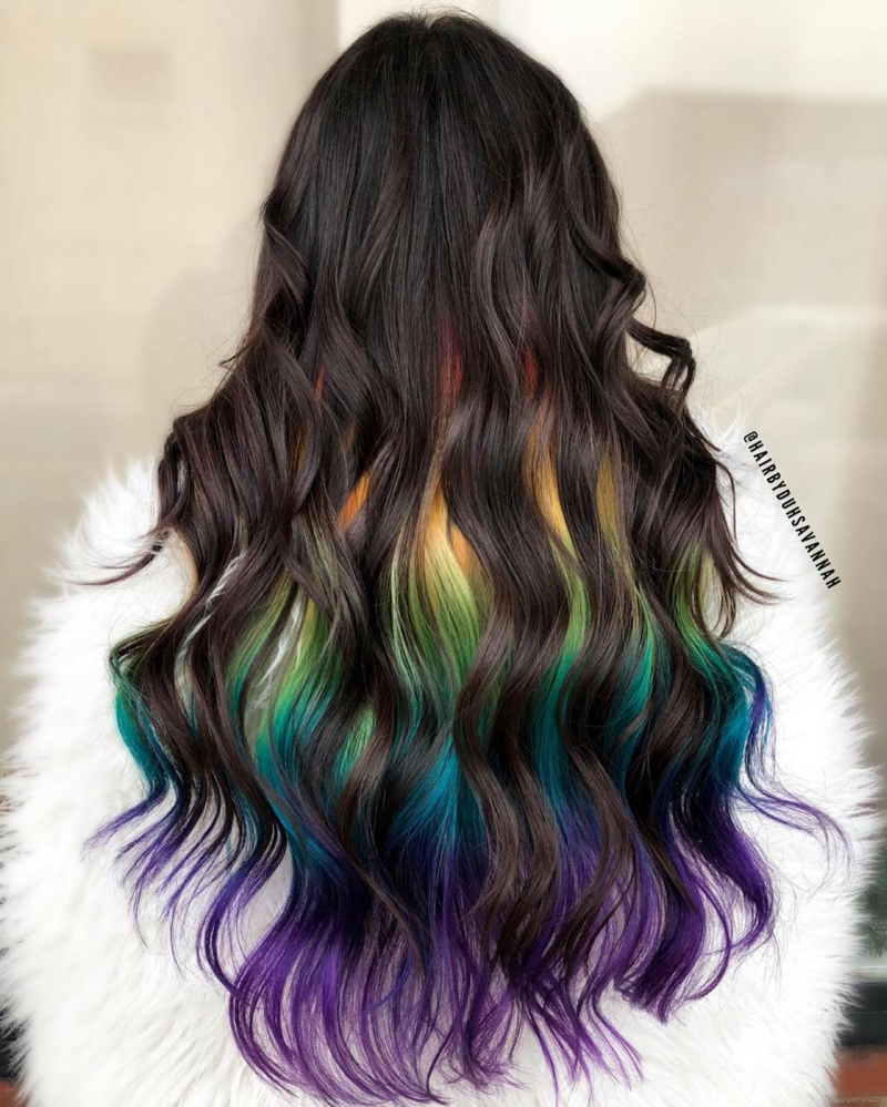 dunkelbraune haare mit highlights regenbogen farben bunte haarfarbe