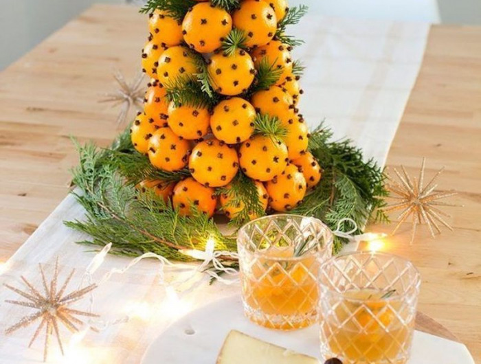 ein tannenbaum mit fruchte mandarine bleibt fit und gesund